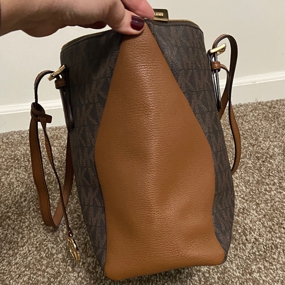 Michael Kors Signature Brown and Tan Tote🤎LIKE NEW🤎SUPER CLEAN🤎 - Picture 13 of 13